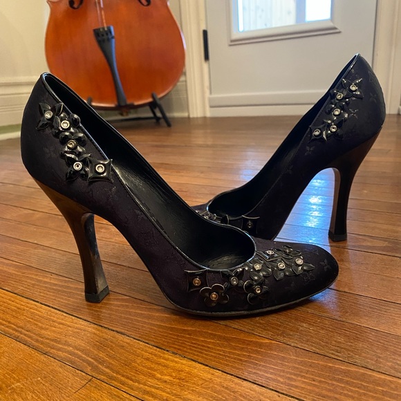 Louis Vuitton Black heels size 38. Made in Italy. Lovely detail. Authentic LV - Picture 2 of 5